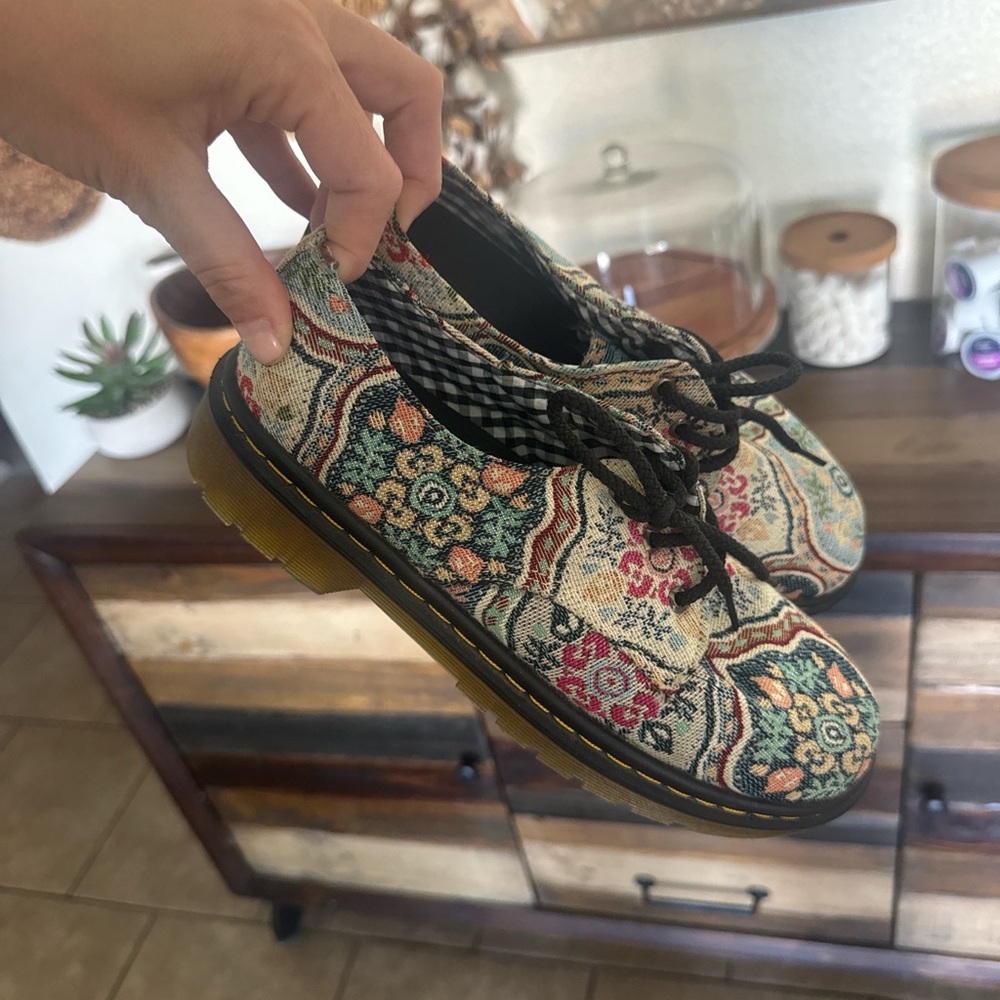 Tapestry Floral Lace-Up Shoes in Multicolor